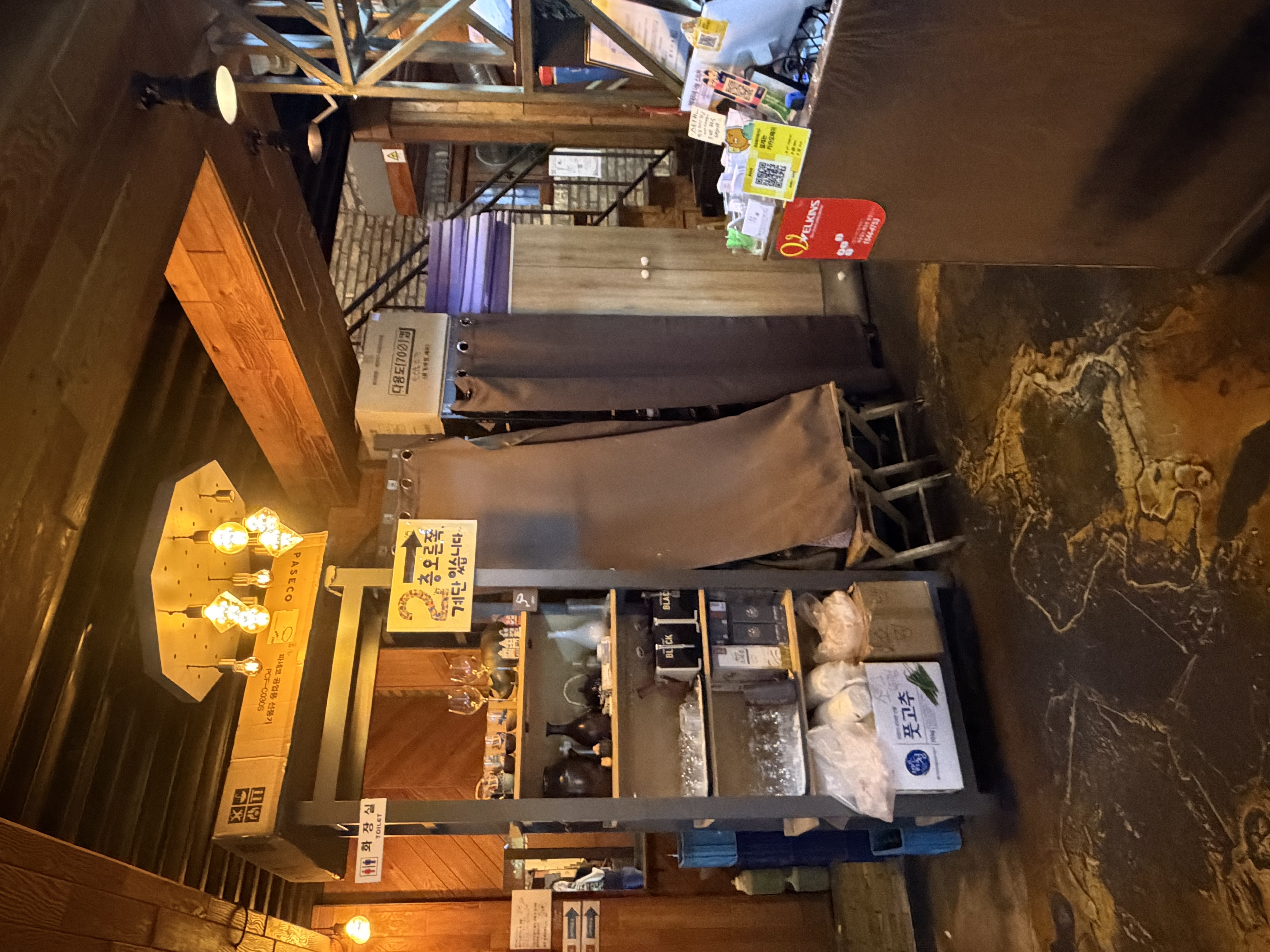 Outdoor waiting area of Jongno Dodam